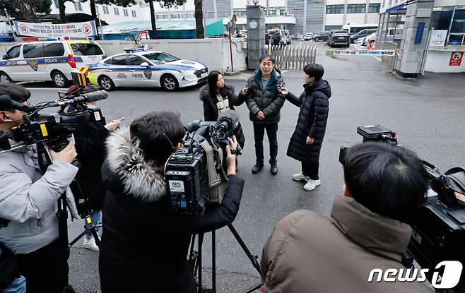 (서울=뉴스1) 안은나 기자 = 김순환 서민민생대책위원회 사무총장이 18일 서울 종로구 혜화경찰서 앞에서 고발인 조사를 받기 전 취재진 질문에 답하고 있다.   서민위는 이재명 더불어민주당 대표의 피습 후 서울대병원 헬기 이송과 관련 민승기 서울대병원 교수와 정청래 최고위원을 모욕·명예훼손 혐의로, 천준호 당대표 비서실장을 직권남용·강요·업무방해 혐의로 고발한 바 있다. 2024.1.18/뉴스1  Copyright (C) 뉴스1. All rights reserved. 무단 전재 및 재배포,  AI학습 이용 금지.