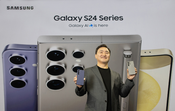 노태문 삼성전자 MX사업부장이 지난 17일(현지시각) 미국 새너제이에 위치한 SAP센터에서 개최된 '갤럭시 언팩(제품 공개) 2024'에서 '갤럭시S24 시리즈'를 공개하고 있다. /사진=삼성전자