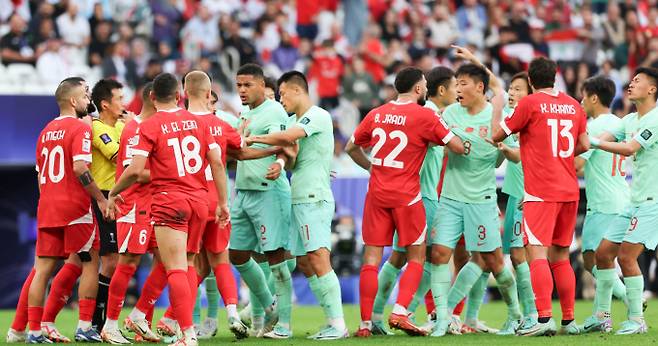 중국이 지난 17일 밤(한국시각)에 열린 2023 아시아축구연맹(AFC) 아시안컵 A조 조별리그 2차전에서 레바논과 득점없이 0-0으로 비겼다. 사진은 이날 경기 도중 양팀 선수들이 물리적으로 충돌하는 장면. /사진=뉴시스