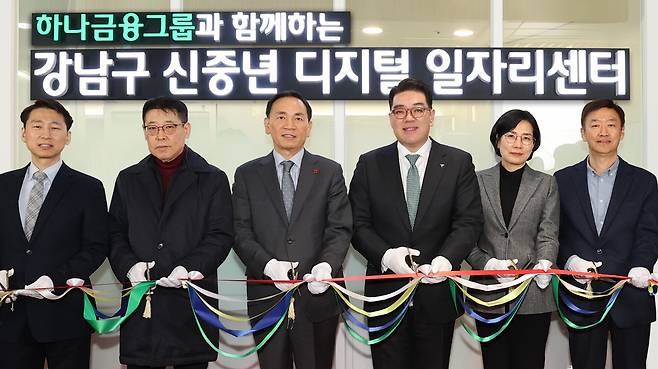 17일 서울 지하철 7호선 강남구청역에서 열린 개관식에 참석한 이은형(왼쪽 네 번째) 하나금융 부회장, 조성명(왼쪽 세 번째) 강남구청장, 신철호(왼쪽 첫 번째) 상상우리 대표, 황성철(왼쪽 여섯 번째) 신중년 디지털 일자리 센터장 및 교육생들이 테이프 커팅식을 진행하고 있다.[하나금융그룹 제공]