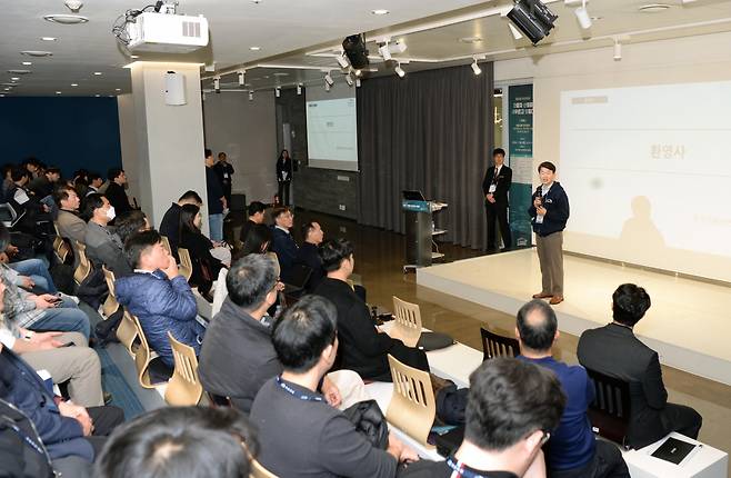 나승식 한국자동차연구원 원장이 코엑스 스타트업 브랜치에서 열린 제5회 ‘자산어보’ 행사에서 발표하는 모습. [한국자동차연구원 제공]