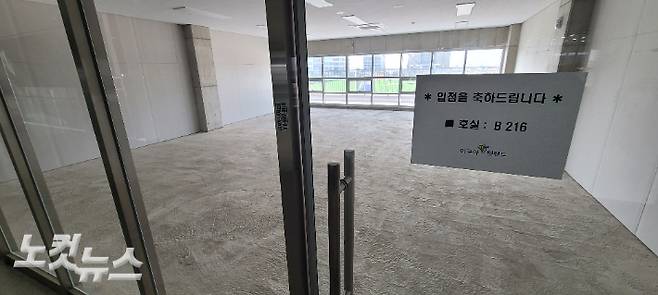 웨이브파크에서 도보로 15분가량 떨어진 아쿠아펫랜드 내 상가들도 대부분 공실 상태다. 출입문에 '입점을 축하드립니다'라는 안내문이 붙었지만, 내부는 텅 비어 있는 모습. 박창주 기자