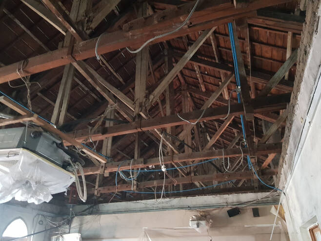 1957년 준공된 동도중학교 지붕은 나무구조물로 지어졌으며, 안전점검 결과 안전상 위험이 있는 것으로 나타났다. 동도중학교 제공
