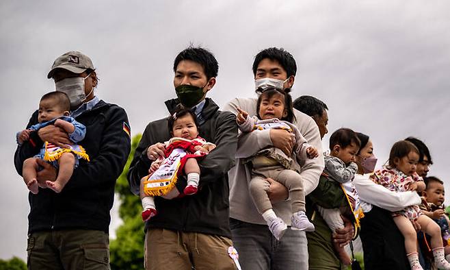 일본의 한 축제에서 부모들이 아기를 안고 있는 모습. AFP연합뉴스