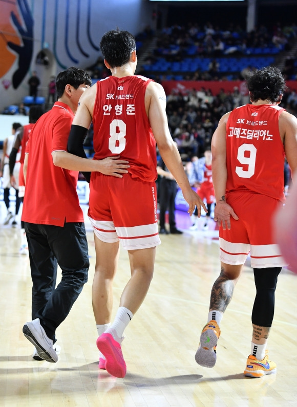 서울 SK 안영준이 18일 서울 잠실학생체육관에서 열린 2023~24 프로농구 정규시즌 울산 현대모비스와의 홈 경기에서 무릎을 다쳐 코트를 빠져나가고 있다. KBL 제공