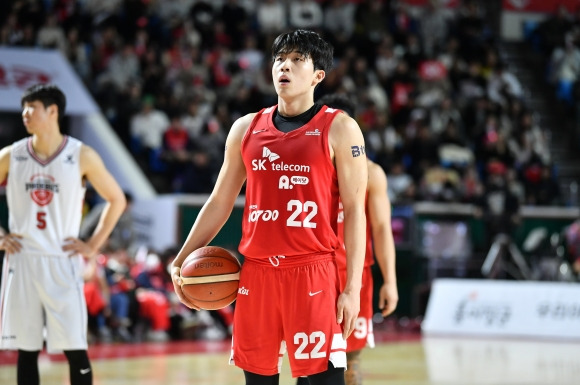 서울 SK 오재현이 18일 서울 잠실학생체육관에서 열린 2023~24 프로농구 정규시즌 울산 현대모비스와의 홈 경기에서 자유투를 던지고 있다. KBL 제공