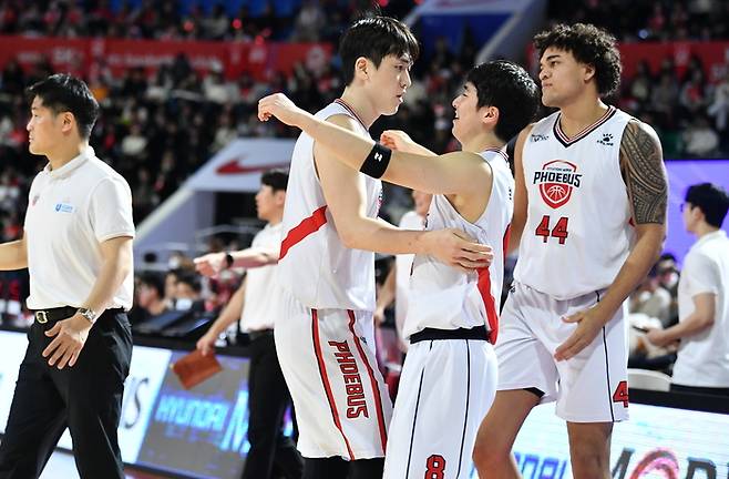 환호하는 현대모비스 선수들 | KBL 제공