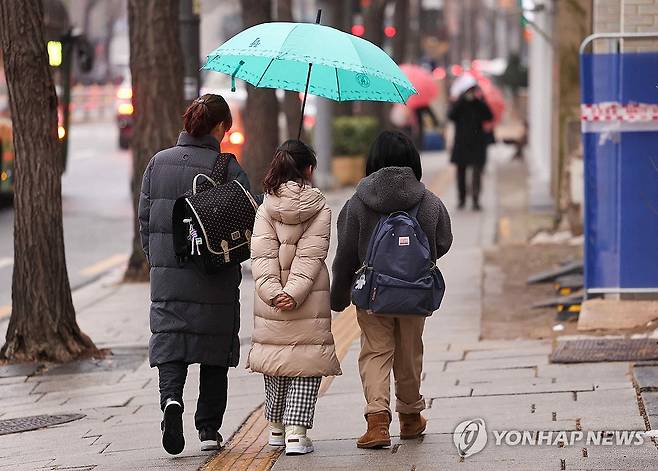 매년 줄어드는 초등학교 신입생…사상 처음으로 5만명대 기록 (서울=연합뉴스) 서대연 기자 = 올해 서울 초등학교 신입생 수가 지난해보다 10％ 이상 급감하며 사상 처음으로 5만명대로 떨어진 가운데 3일 오전 서울 시내 한 초등학교에 초등학생들이 등교하고 있다.
    올해 서울 지역 초등학교 취학 대상자는 국·공·사립 통틀어 5만9천492명으로 전년 대비 10.3% 급감했다. 저출생 영향으로 서울 초등학교 취학 대상자는 매년 줄고 있으며, 5만명대로 떨어진 것은 이번이 처음이다. 2024.1.3 dwise@yna.co.kr