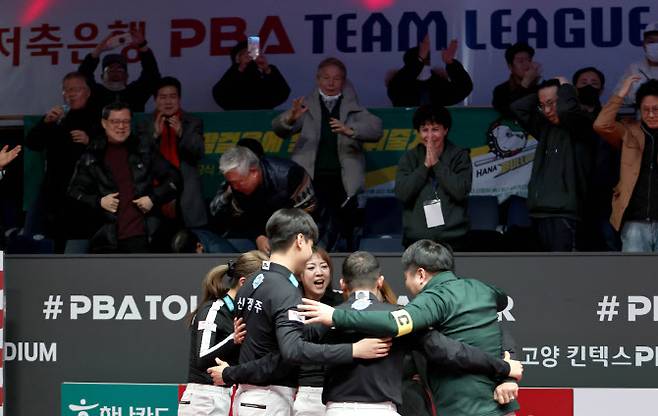 프로당구 PBA팀리그 하나카드 선수들이 플레이오프 진출을 확정지은 뒤 함께 기뻐하고 있다. 사진=PBA 사무국