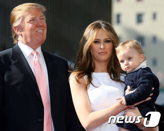 미국 부동산 재벌 겸 방송인 도널드 트럼프(왼쪽)가 2007년 1월 16일 할리우드'명예의 거리' 입성식에서 자신의 소개말을 부인 멜라니아, 3남이자 막내인 배런과 함께 듣고 있다. 트럼프는 8일 치러진 대선에서 미국의 제45대 대통령으로 당선됐다. ⓒ AFP=뉴스1 ⓒ News1 최종일 기자