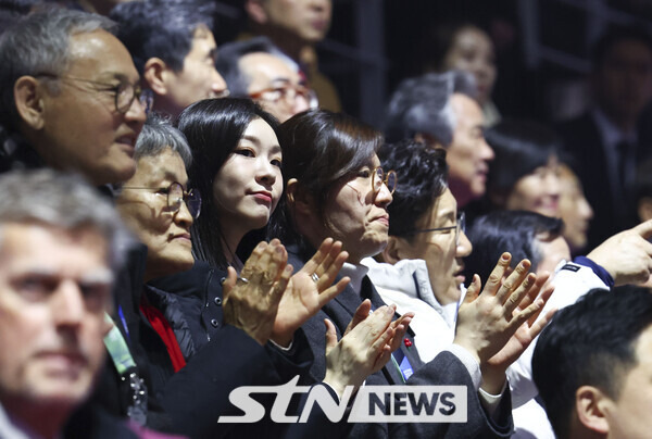 유인촌 문화체육관광부 장관과 김연아 전 피겨스케이트 선수, 장미란 문화체육관광부 2차관이 19일 강원도 강릉스피드스케이팅 경기장에서 열린 강원동계청소년올림픽 개회식에서 각 국 국기입장을 지켜보며 박수를 치고있다. 사진┃뉴시스