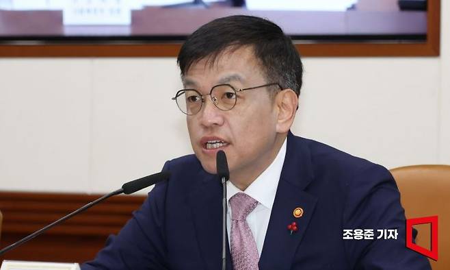 최상목 경제부총리 겸 기재부 장관이 16일 서울 종로 정부서울청사에 열린 비상경제장관회의 겸 물가관계장관회의에서 예멘 반군 사태에 따른 수출입물류 영향 등에 대해 발언을 하고 있다. 사진=조용준 기자 jun21@