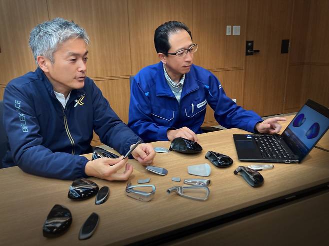 25년간 1~13대 젝시오 시리즈 전 모델을 함께 개발한 오야마 히토시(오른쪽)씨와 이구치 고타로씨가 협의하는 모습. /던롭