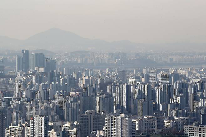 부동산 시장 침체가 이어지고 있는 16일 서울 남산에서 바라본 아파트 단지 모습이다./뉴스1