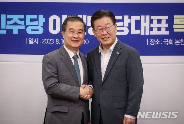 이건태 당대표 특별보좌관(왼쪽)과 이재명 더불어민주당 대표. 뉴시스