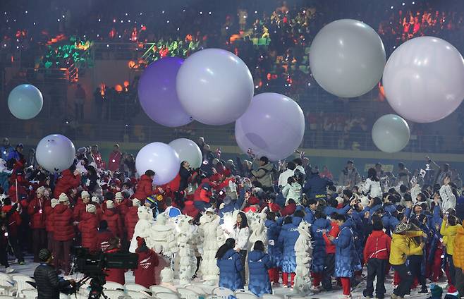 전세계 78개국 선수단이 19일 저녁 강원 강릉 스피드스케이트장에서 열린 2024 강원겨울청소년올림픽 개회식에서 다 함께 춤을 추고 있다. 강릉/연합뉴스