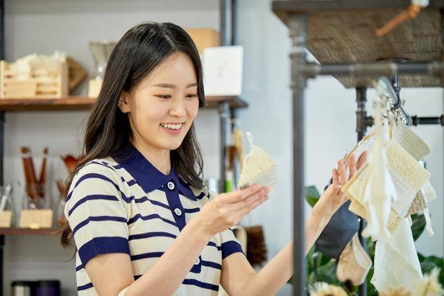 한 여성이 제품을 살펴보고 있다. 사진은 기사 내용과 관련이 없습니다. 게티이미지뱅크.