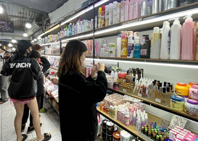 지난달 7일 베트남 하노이 풍꽝 시장에서 한 여성이 수입 화장품을 살피고 있다. 이곳에서 파는 화장품의 상당수는 가짜 제품, 이른바 '짝퉁'이다. 하노이=허경주 특파원