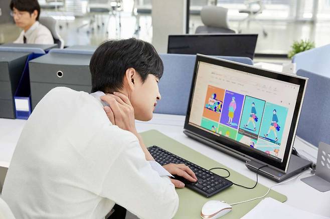 뒷목 통증과 함께 팔 저럼, 보행 문제 등이 생긴다면 후종인대골화증일 수 있다./게티이미지뱅크