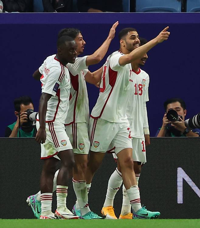 <yonhap photo-0874="">(알와크라=연합뉴스) 김도훈 기자 = 18일(현지시간) 카타르 알와크라 알자누브 스타디움 열린 2023 아시아축구연맹(AFC) 아시안컵 조별리그 C조 팔레스타인 대 아랍에미리트 경기. 아랍에미리트 술탄 아딜(23번)이 선취골을 넣은 뒤 기뻐하고 있다.&nbsp;</yonhap>