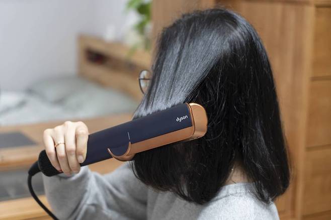 단발 머리를 말리는데 80도, 약풍으로도 10분이면 건조와 정돈이 끝난다 / 출처=IT동아