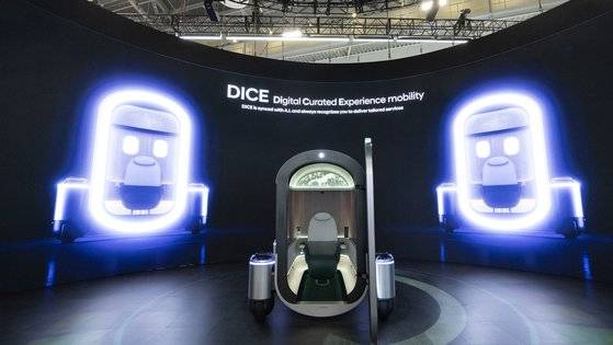 세계 최대 가전·IT(정보기술) 전시회 'CES 2024' 개막 첫 날인 9일(현지시간) 미국 네바다주 라스베이거스 컨벤션센터(LVCC)에 마련된 현대차 전시관에 수소 모빌리티 '다이스'가 전시돼 있다. 사진 뉴스1