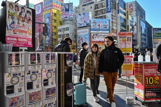 지난 12일 일본 도쿄 아키하바라의 한 전자상가에 고객이 들어가는 모습. AFP=연합뉴스