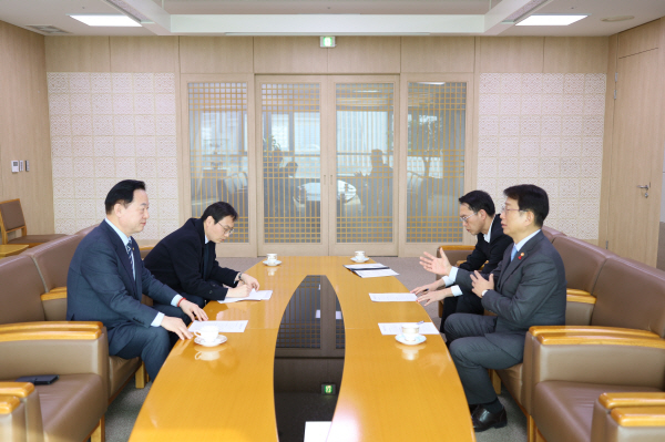 더불어민주당 김두관 의원(왼쪽)이 지난 18일 박상우 국토교통부 장관(오른쪽)을 만나 지역 현안 사업의 진행 상황에 관해 이야기를 나누고 있다. 김두관 의원실 제공