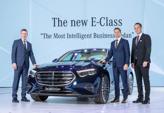 From left, Mathias Vaitl, CEO of Mercedes-Benz Korea; Oliver Thone, vice president of product strategy and steering of Mercedes-Benz AG; and Kilian Thelen, vice president of product, marketing, and digital business at Mercedes-Benz Korea, pose for a photo with the new E-Class at a press event Friday in southern Seoul. [MERCEDES-BENZ KOREA]