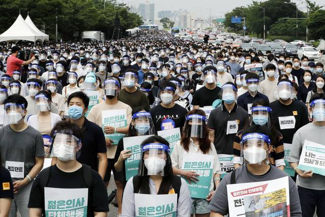 집단휴진에 나선 대한전공의협의회가 2020년 8월 7일 서울 여의도 공원에서 집회를 열고 의대 정원 확대, 공공의대 설립 반대 등을 촉구하는 침묵 시위를 하고 있다. 뉴시스