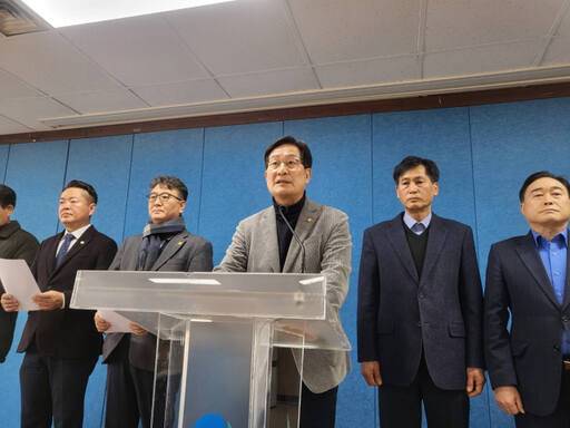 더불어민주당 신동근 국회의원이 19일 시청 브리핑룸에서 기자회견을 열고 서울지하철 5호선 검단·김포연장선에 대한 철회를 요구하고 있다. 김지혜 기자