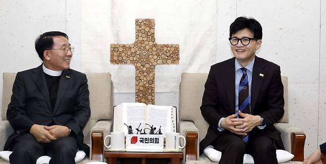 민의힘 한동훈 비상대책위원장이 19일 종로구 한국기독교교회협의회에서 김종생 총무를 만나고 있다 / 사진 = 연합뉴스