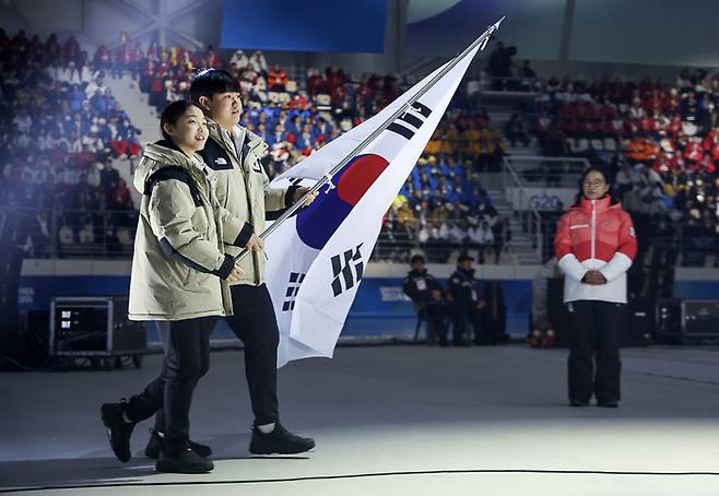 19일 오후 강원도 강릉시 스피드스케이트 경기장에서 열린 2024 강원 동계청소년올림픽 개회식에서 태극기가 입장하고 있다. 연합뉴스