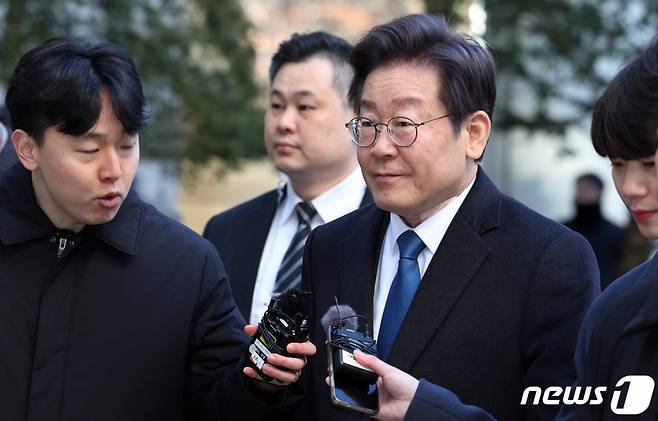 (서울=뉴스1) 김명섭 기자 = 이재명 더불어민주당 대표가 19일 오전 서울 서초구 서울중앙지방법원에서 형사합의34부(부장판사 강규태) 심리로 열리는 공직선거법 위반 혐의 공판기일에 출석하고 있다. 이 대표는 '고(故) 김문기 성남도시개발공사 개발1처장을 몰랐다', '백현동 부지 용도 변경 과정에서 국토교통부의 압박이 있었다'는 내용의 허위 사실을 말했다는 혐의를 받는다. 2024.1.19/뉴스1 Copyright (C) 뉴스1. All rights reserved. 무단 전재 및 재배포, AI학습 이용 금지.