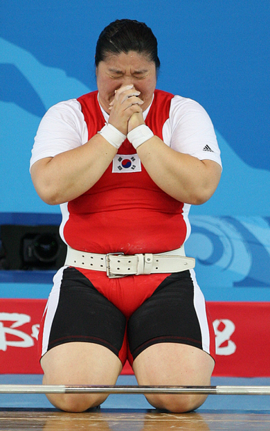 국가대표 시절 장미란이 2008 베이징 올림픽 여자 역도 75㎏급에서 금메달을 확정한 후 기도를 하고 있다.  연합뉴스