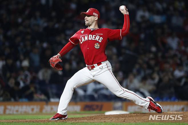 [창원=뉴시스] 최동준 기자 = 25일 오후 경남 창원NC파크에서 열린 2023 KBO 포스트시즌 준플레이오프 SSG 랜더스 대 NC 다이노스의 3차전 경기, 4회 SSG 맥카티가 공을 던지고 있다. 2023.10.25. photocdj@newsis.com