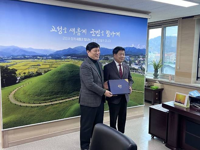 [서울=뉴시스] 허구연 한국야구위원회(KBO) 총재와 이상근 고성군수. (사진 = KBO 제공) *재판매 및 DB 금지