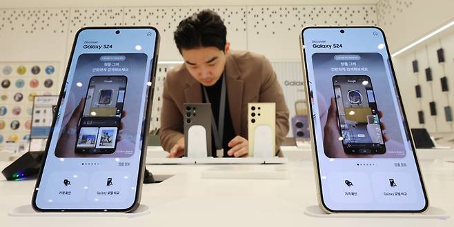 서울 마포구 삼성스토어 홍대에 인공지능(AI) 스마트폰 갤럭시 S24 시리즈가 전시돼 있다. 갤럭시 S24 시리즈는 1월 19∼25일 사전예약을 진행하고, 31일 공식 출시된다. 연합뉴스