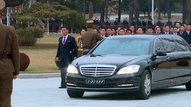 지난해 12월 벤츠에서 내리는 북한 김덕훈 내각총리. 조선중앙TV 캡처