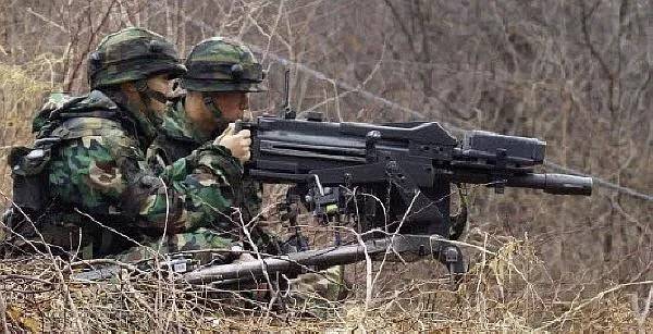장병들이 훈련 중에 K4 고속유탄기관총을 에 목표물에 겨냥 하고 있다. 사진=나무위키 캡처
