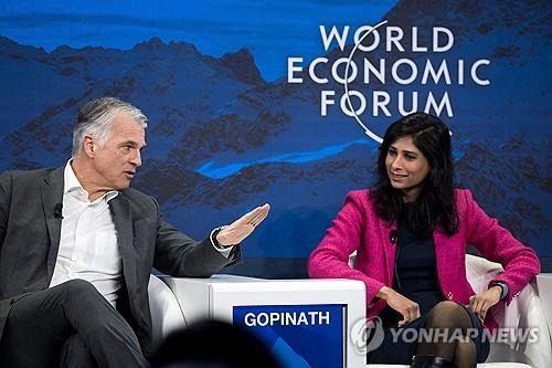 다보스포럼에 참석한 기타 고피나트 IMF 수석 부총재(오른쪽). [AFP 연합뉴스 자료사진. 재판매 및 DB 금지]