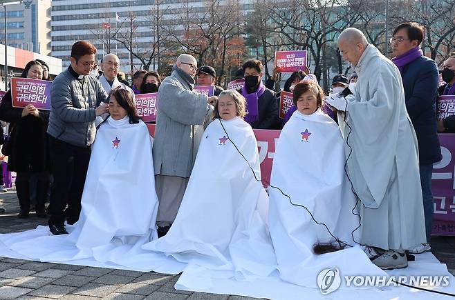 이태원 참사 유가족, 국민의힘 특별볍 거부권 행사 건의에 삭발 (서울=연합뉴스) 서대연 기자 = 10.29 이태원 참사 유가족들이 18일 오후 서울 용산구 대통령실 인근에서 국민의힘의 이태원 참사 진상규명 특별법에 대한 대통령 거부권 행사 건의를 규탄하며 삭발식을 하고 있다.
    국민의힘은 이날 열린 의원총회에서 더불어민주당이 국회 본회의에서 단독 처리한 이태원 참사 특별법과 관련해 윤석열 대통령에게 거부권(재의요구권) 행사를 건의하기로 했다고 밝혔다. 2024.1.18 dwise@yna.co.kr