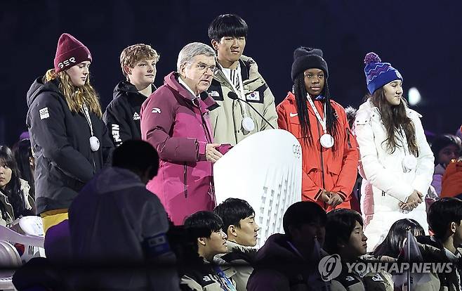 '강원 2024 개회식' 기념 연설하는 토마스 바흐 위원장 (강릉=연합뉴스) 김성민 기자 = 토마스 바흐 국제올림픽위원회(IOC) 위원장이 19일 오후 강원도 강릉시 스피드스케이트 경기장에서 열린 2024 강원 동계청소년올림픽 개회식에서 기념 연설을 하고 있다. 2024.1.19 ksm7976@yna.co.kr