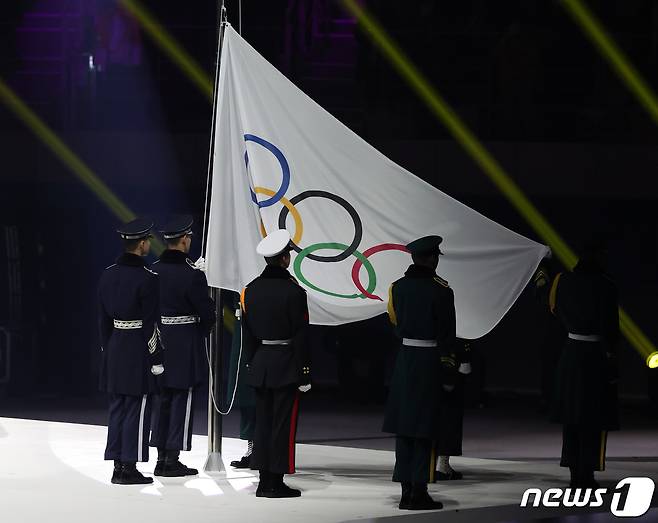 19일 강원도 강릉 스피드스케이팅 경기장(강릉 OVAL)에서 열린 2024 강원동계청소년올림픽 개회식에서 올림픽기가 게양되고 있다. 2024.1.19/뉴스1 ⓒ News1 김진환 기자