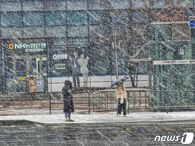 서울 서대문구 서대문역 인근에서 시민들이 함박눈을 맞으며 이동하고 있다. 2024.1.17/뉴스1 ⓒ News1 황덕현 기후환경전문기자