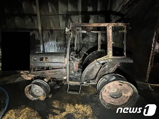 20일 새벽 충남 예산의 한 농가 창고에서 불이 나 농업용 트랙터가 소실되는 등의 피해를 입었다. (예산소방서 제공) /뉴스1