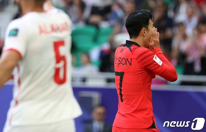 대한민국 축구대표팀 손흥민이 20일(현지시간) 카타르 도하 알투마마 스타디움에서 열린 2023 아시아축구연맹(AFC) 카타르 아시안컵 조별리그 E조 조별리그 2차전 요르단과 대한민국의 경기에서 추가 득점 찬스를 놓친 후 아쉬워하고 있다. 2024.1.20/뉴스1 ⓒ News1 김성진 기자