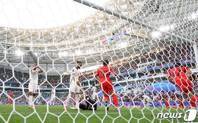 요르단 선수들이 20일(현지시간) 카타르 도하 알투마마 스타디움에서 열린 2023 아시아축구연맹(AFC) 카타르 아시안컵 조별리그 E조 조별리그 2차전 요르단과 대한민국의 경기에서 후반 추가 시간 알아랍의 자책골로 2-2가 되자 아쉬워하고 있다. 2024.1.20/뉴스1 ⓒ News1 김성진 기자