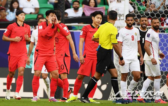 20일(현지시간) 카타르 도하 알투마마 스타디움에서 열린 2023 아시아축구연맹(AFC) 카타르 아시안컵 대한민국과 요르단의 경기. 손흥민이 주심 판정에 어필하고 있다. 도하(카타르)=박재만 기자 pjm@sportschosun.com/2023.01.20/