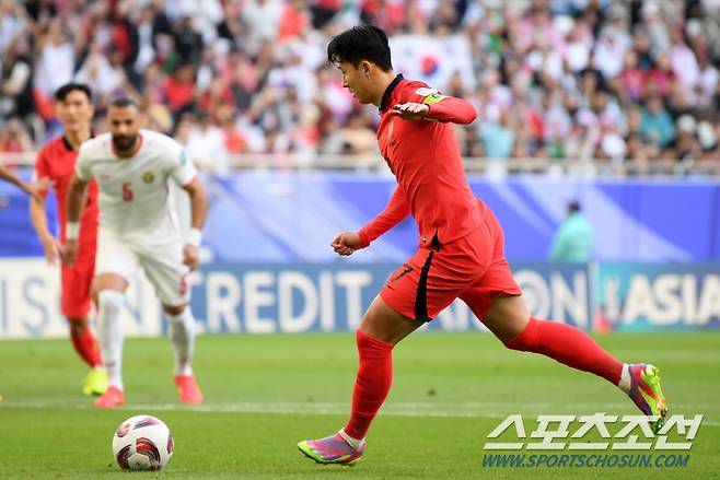 20일(현지시간) 카타르 도하 알투마마 스타디움에서 열린 2023 아시아축구연맹(AFC) 카타르 아시안컵 대한민국과 요르단의 경기. 손흥민이 페널티킥을 시도하고 있다. 도하(카타르)=박재만 기자 pjm@sportschosun.com/2023.01.20/